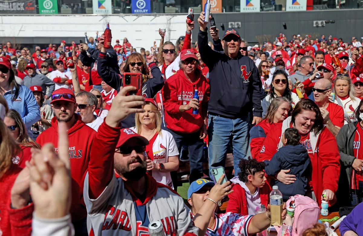 Adam Wainwright surprises teammates, sings opening day national anthem:  Cardinals Extra