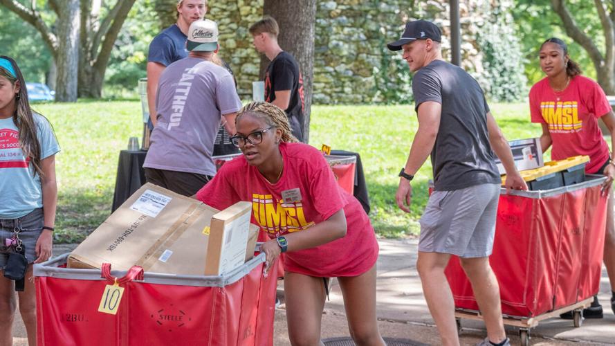Move-In Day at Oak Hall runs smoothly thanks to streamlined process and volunteer effort