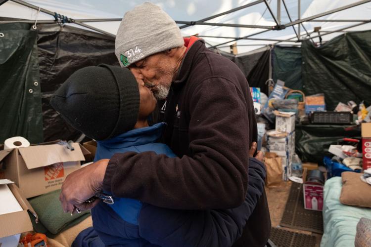In the aftermath of the tornado, Larry Gray feeds his north �����Ӱ�ԭ�� neighbors