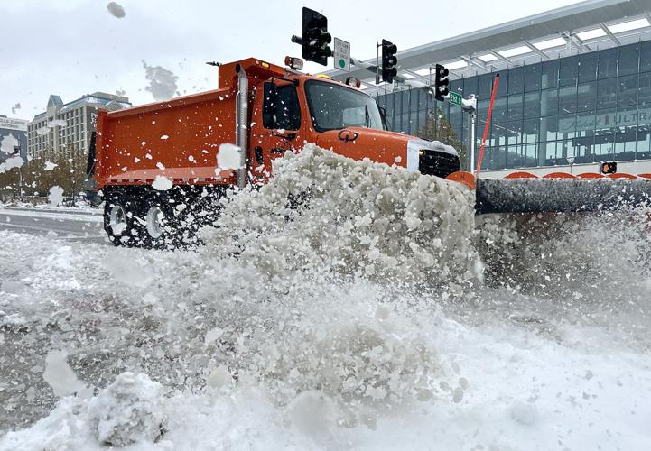 Snow plow clears ӣƵ streets