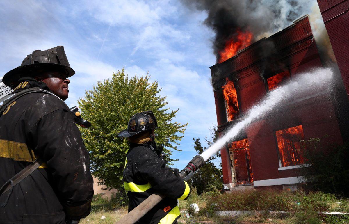 Fire burns abandoned house on Aldine Avenue