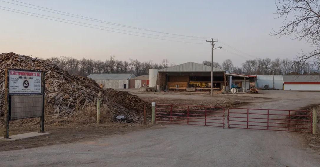 ICE agents detain 5 men on their way to work at a southern Illinois sawmill
