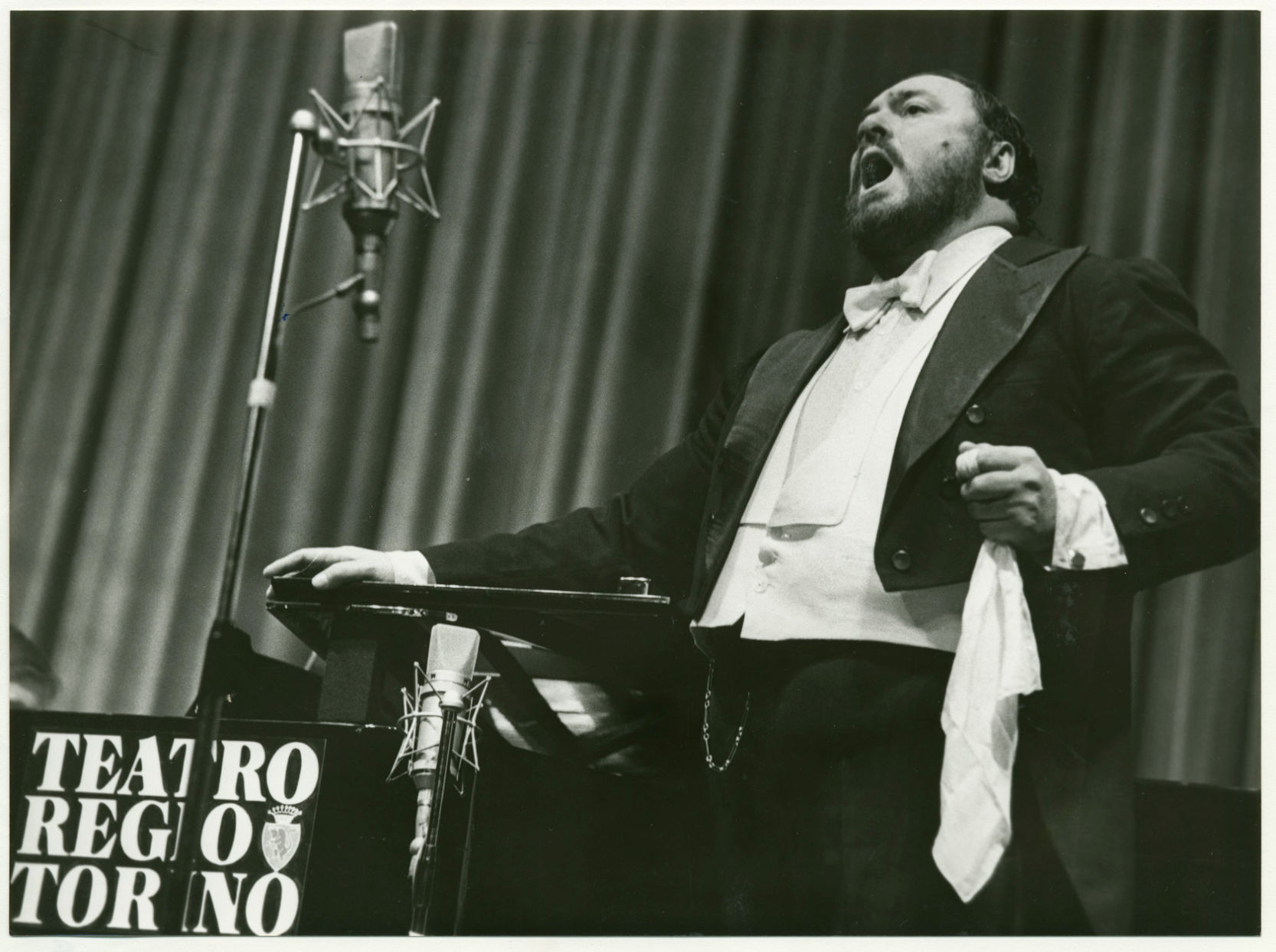 Pavarotti accentuates positives overlooks negatives of one of