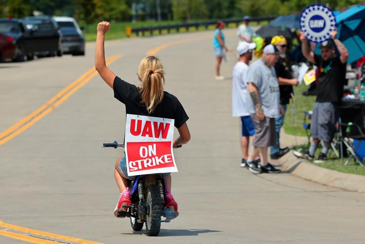 Workers on strike at Lear seating plant in Wenzville