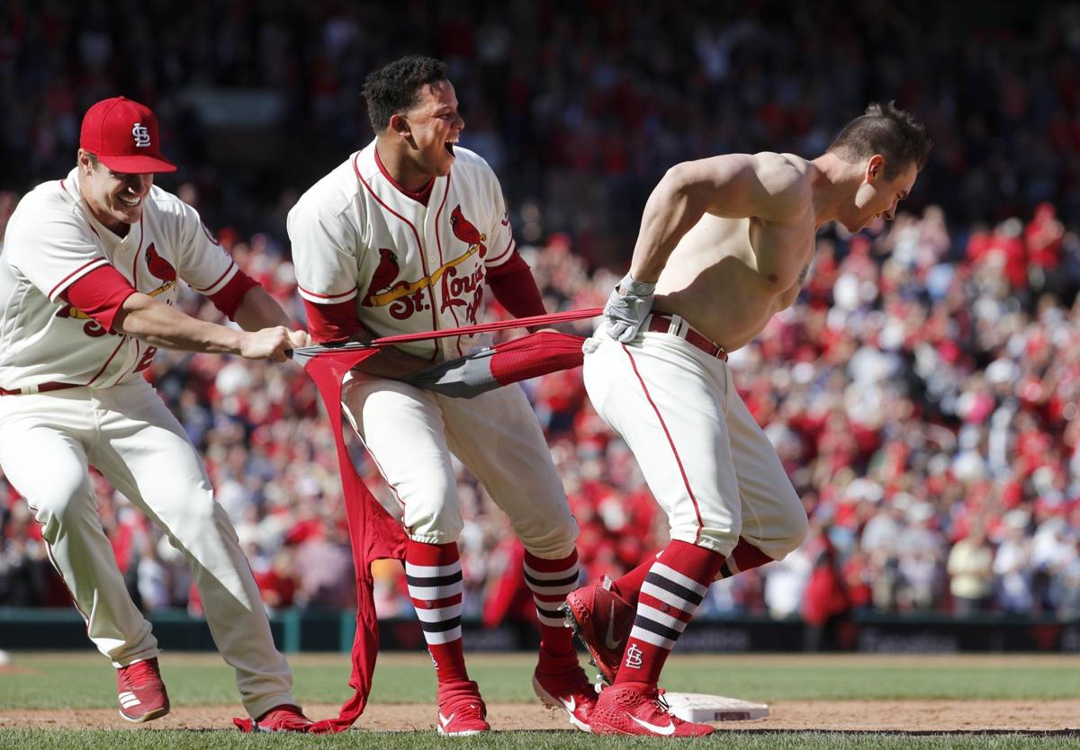 O'Neill muscles up to give error-prone Cardinals a walk-off win