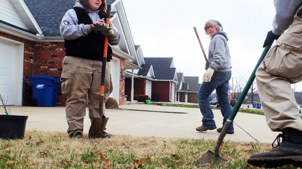 How 80 000 Volunteers Showed Joplin Mo That The World Cared