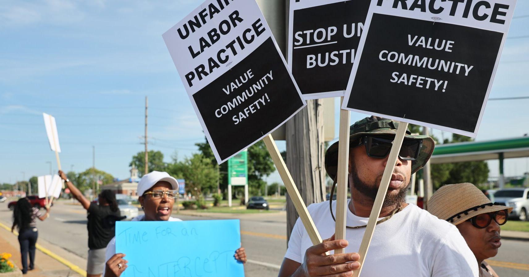 East St. Louis police officers stage protest to demand back pay from city - Vimarsana News