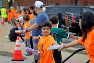 Volunteers from human chain to move Brentwood library books to new building