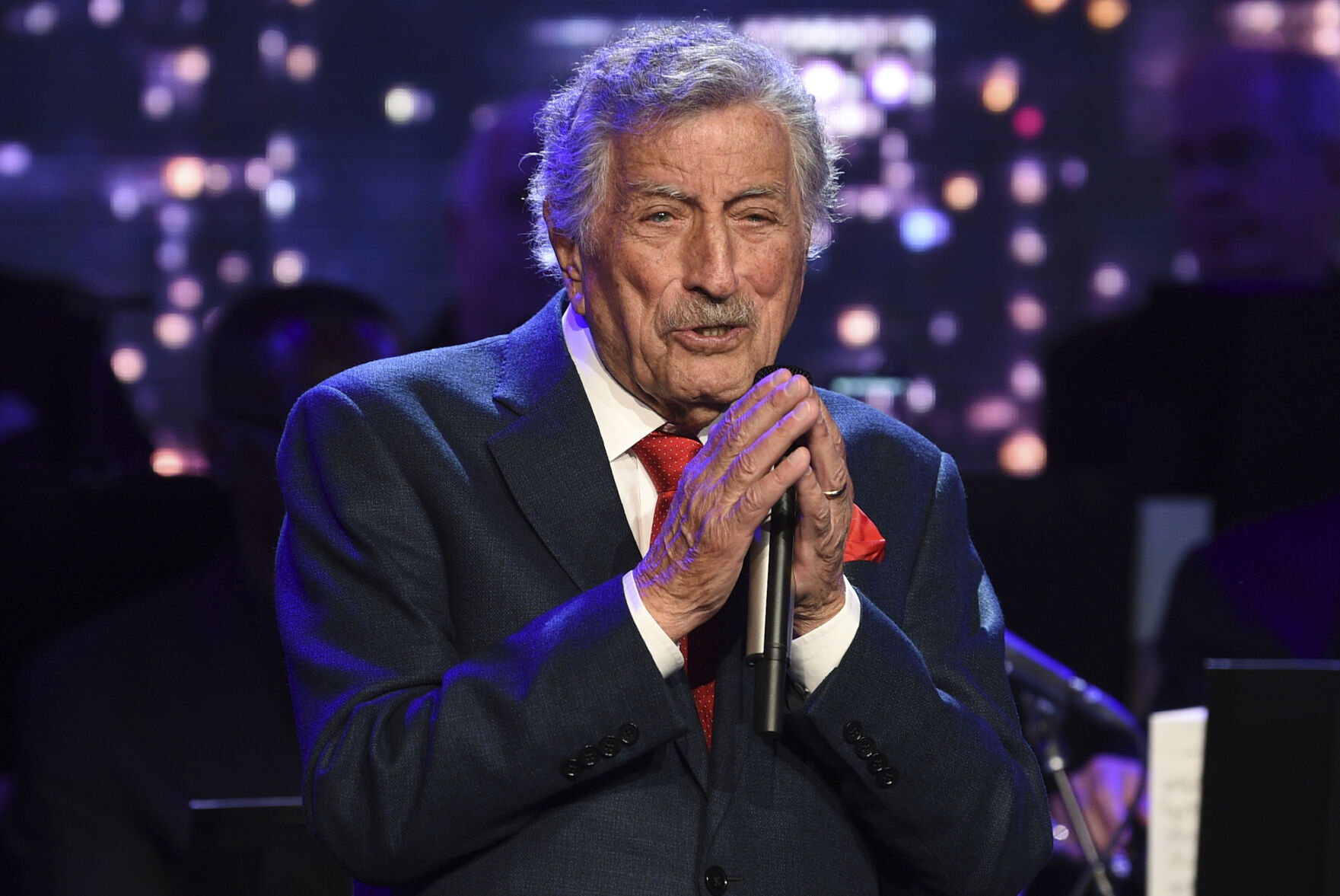 Singer Tony Bennett battling Alzheimer's, still singing with