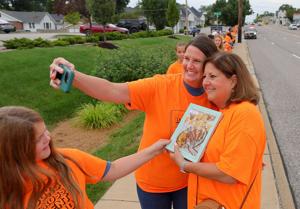 Volunteers from human chain to move Brentwood library books to new building