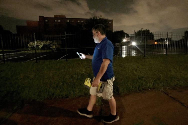 Neighbors try to secure abandoned �����Ӱ�ԭ�� hospital