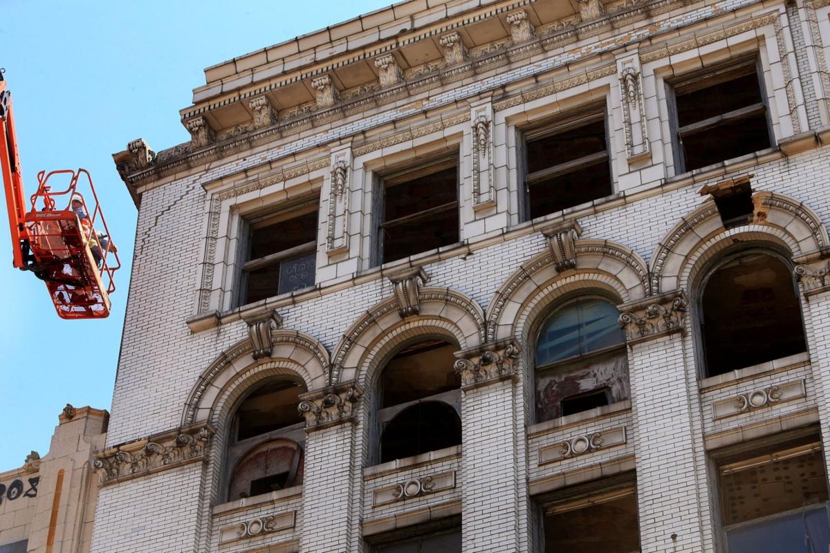 Workers demolish historic Murphy Building in East St. Louis