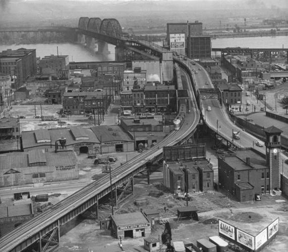 MacArthur Bridge, 1942