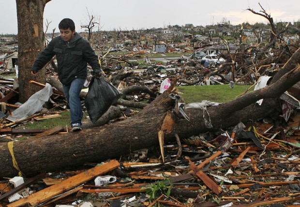 Tornado plows through Joplin, Mo.