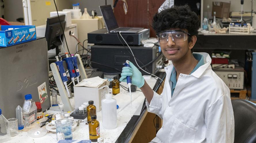 High school student Ayush Vasireddy gaining hands-on chemistry research experience using nanoporous gold at UMSL