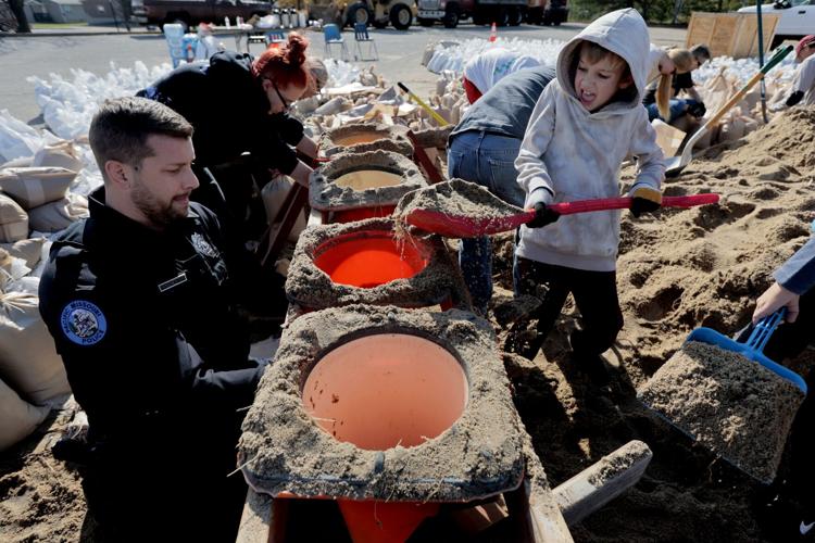 Residents of Pacific prepare for flooding