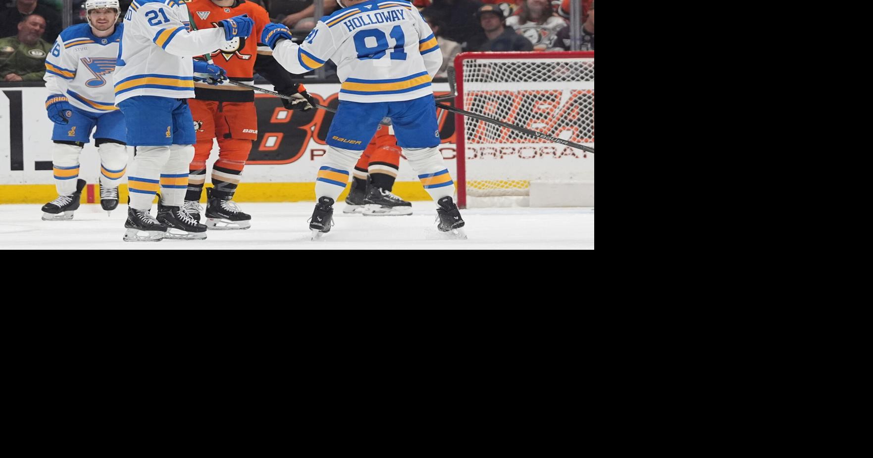 Die Blues besiegten die Ducks mit 6:2, wobei Dylan Holloway zwei Tore ...