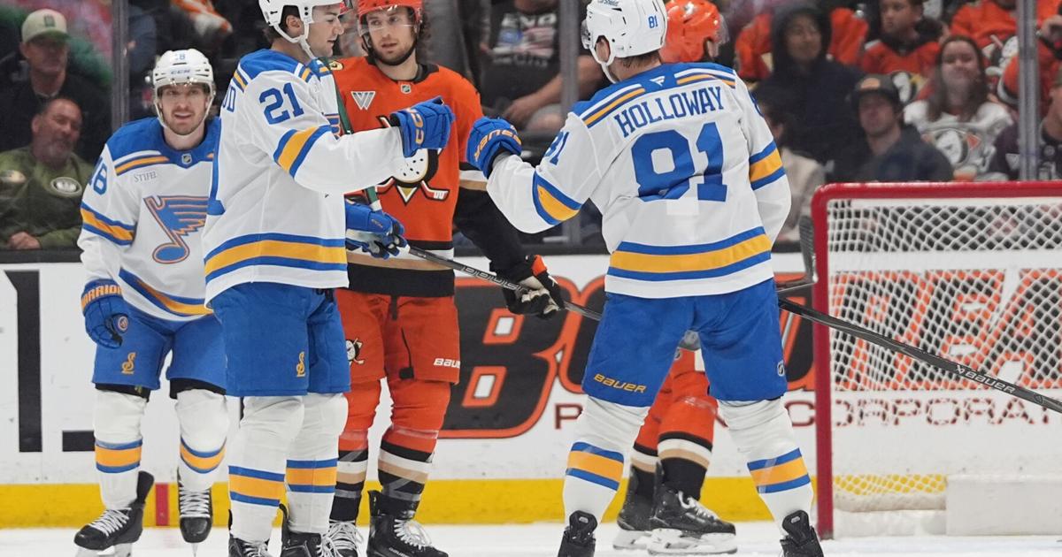 Die Blues besiegten die Ducks mit 6:2, wobei Dylan Holloway zwei Tore ...