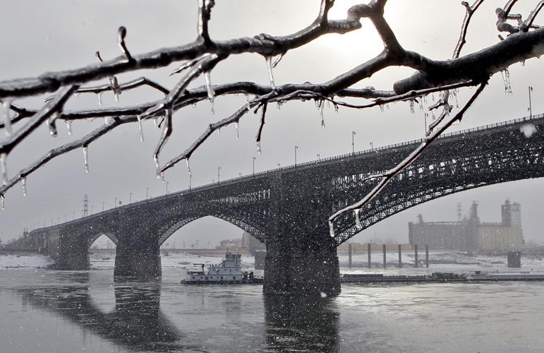 Towboat passes beneath Eads Bridge