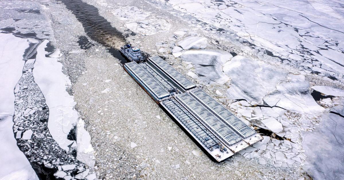 Ice breaker? River traffic afloat near St. Louis despite upper Mississippi ...