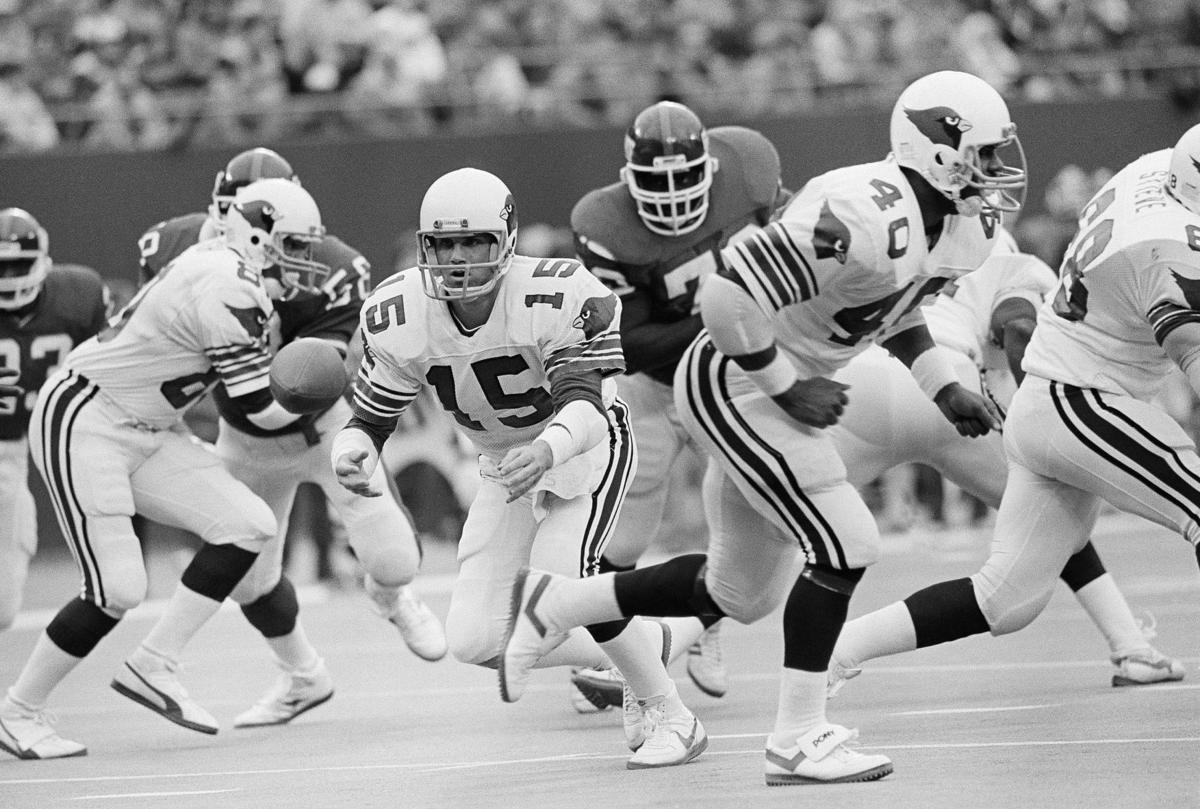 Quarterback Jim Hart of the St. Louis Cardinals drops back to pass  St  louis cardinals football, Cardinals football, Nfl football players