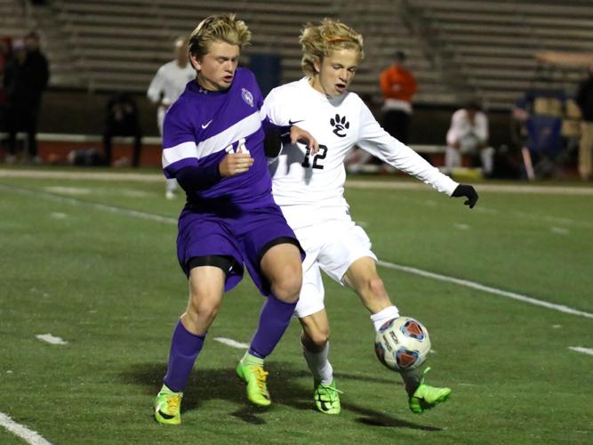 Collinsville scores twice while shorthanded to stun Edwardsville