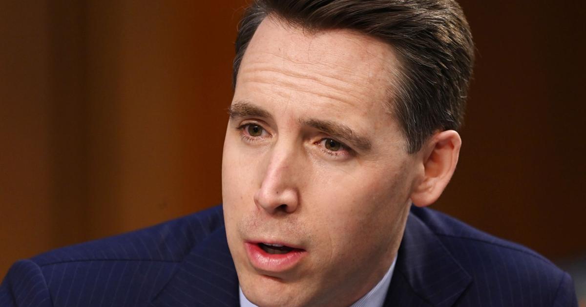 Gop Fee Josh Hawley splits with GOP to support cap on bank fees