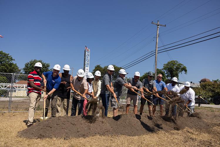 Groundbreaking05.jpg