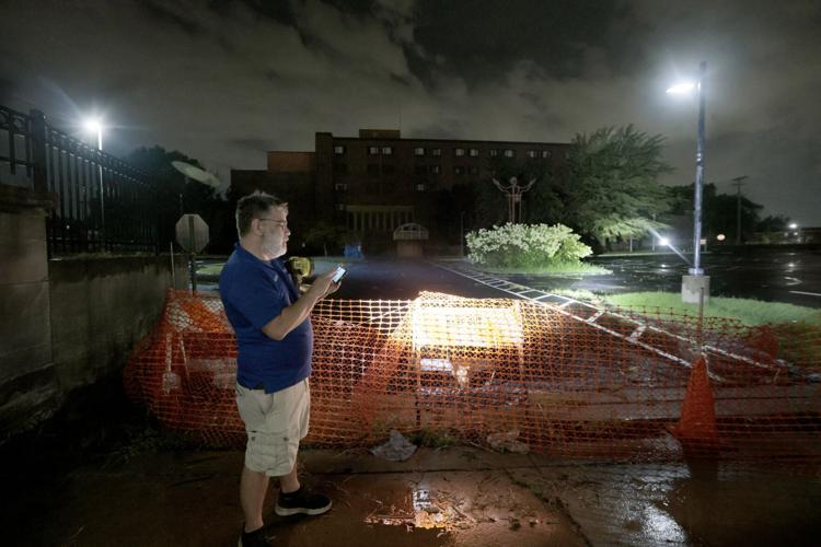 Neighbors try to secure abandoned �����Ӱ�ԭ�� hospital
