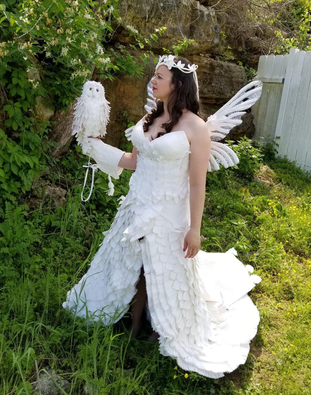 Two Stl Women Roll In Toilet Paper Wedding Dress Contest Joe S