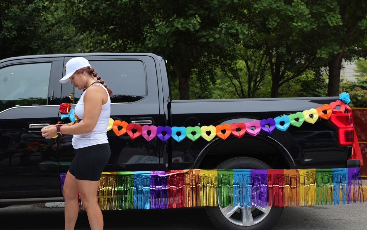 �����Ӱ�ԭ�� Pride Fest parade draws thousands