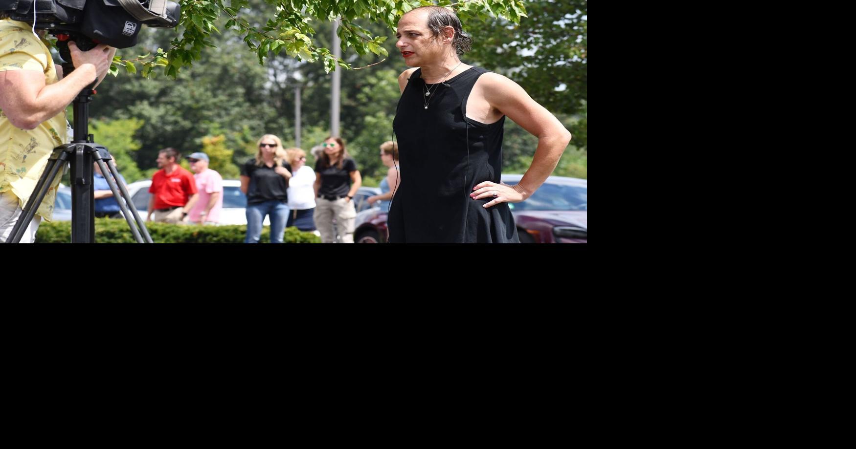 Demonstranten protestieren gegen Transgender-Frau in Fitnessstudio in ...