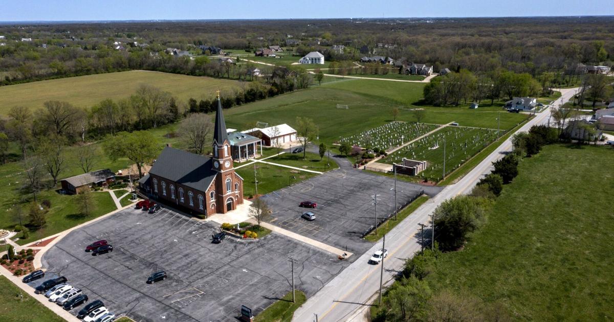 Eine katholische Schule in St. Charles County beendet ihr K-8-Programm und ...