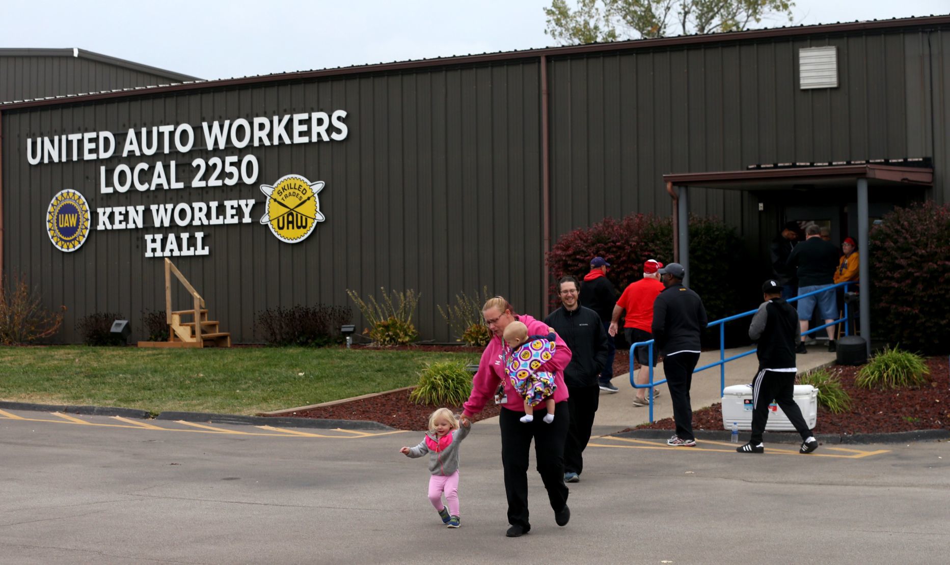 Photos: UAW Local 2250 Members Vote On New Contract