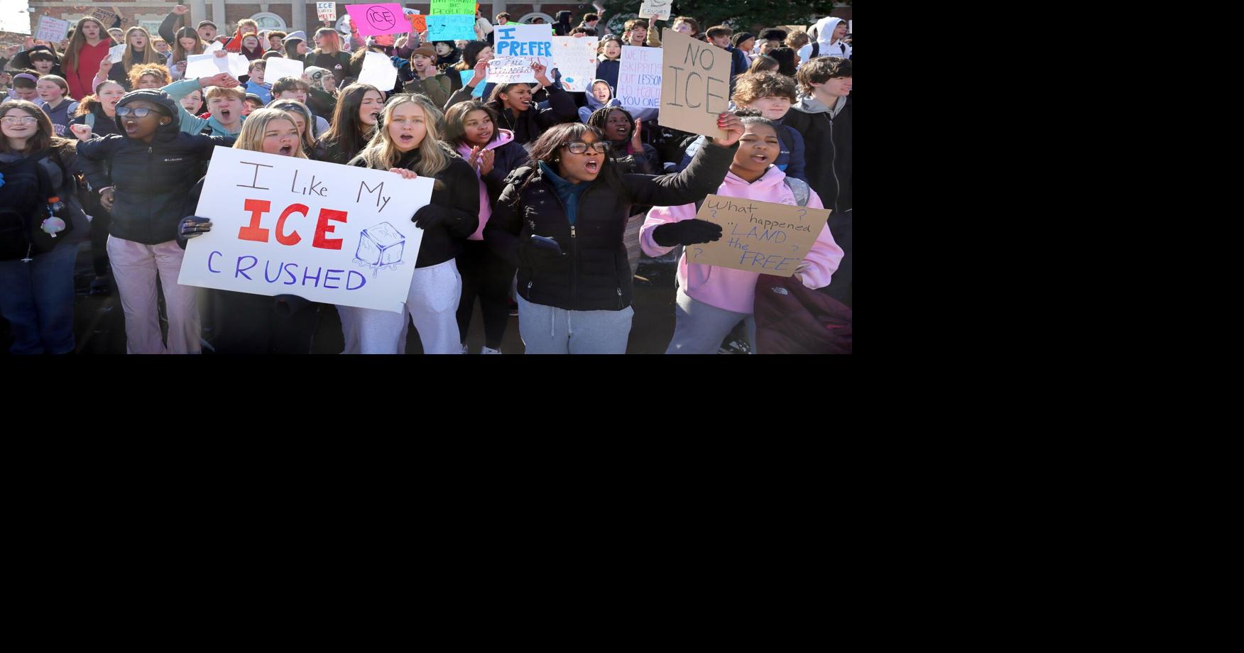 Fotos: Mehr als 1.000 Schüler der Webster Groves High School protestieren ...