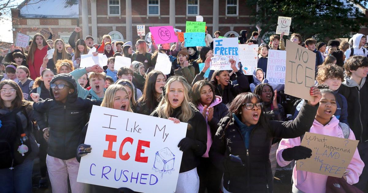 Fotos: Mehr als 1.000 Schüler der Webster Groves High School protestieren ...