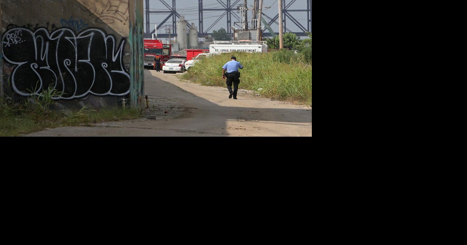 Man killed after towboat hits Eads Bridge, knocking worker off platform