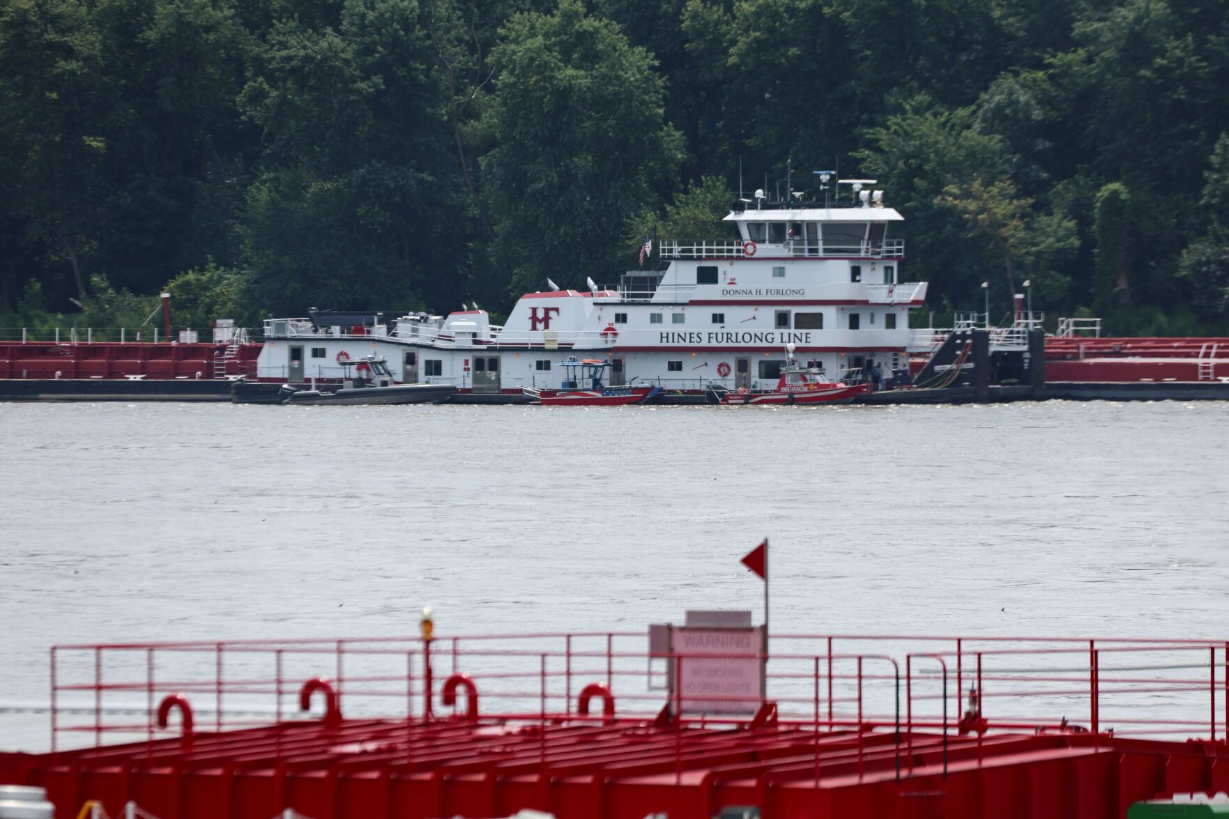 2 people dead after helicopter crashes into barge near Alton