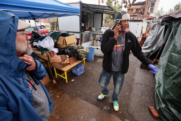 In the aftermath of the tornado, Larry Gray feeds his north �����Ӱ�ԭ�� neighbors