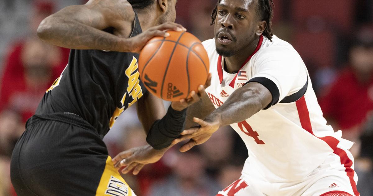 Nebraska forward Juwan Gary leaves with injury vs. Illinois basketball