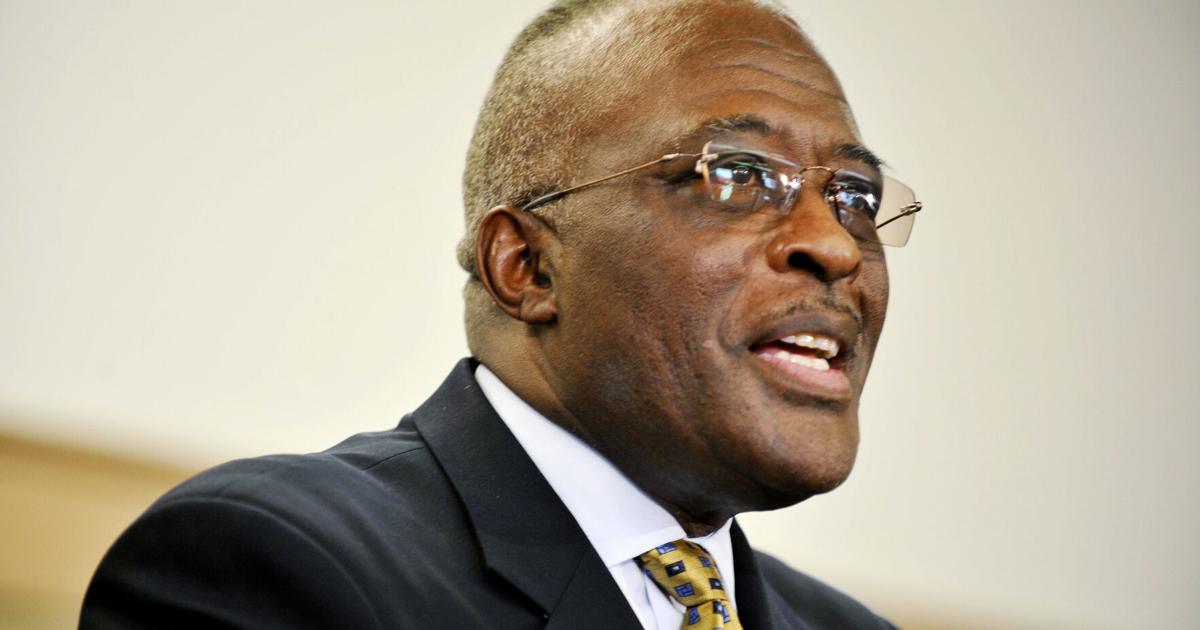 Richard Excell University of Illinois chancellor to step down next June