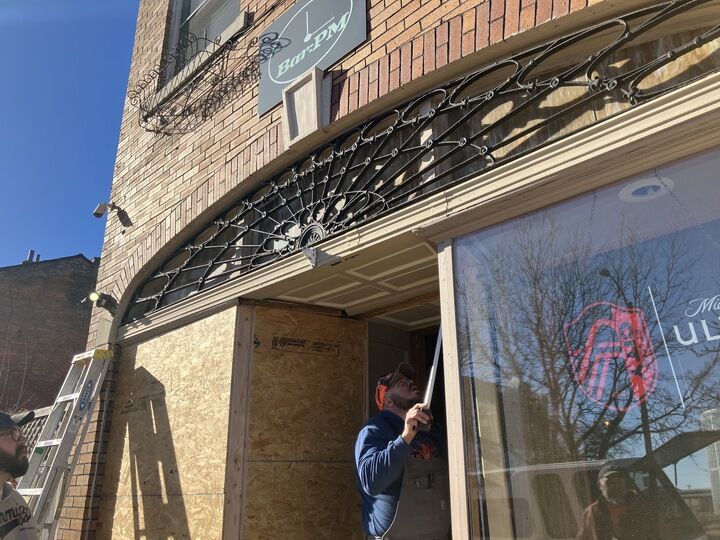 Volunteers help secure broken storefront at south Ƶ bar