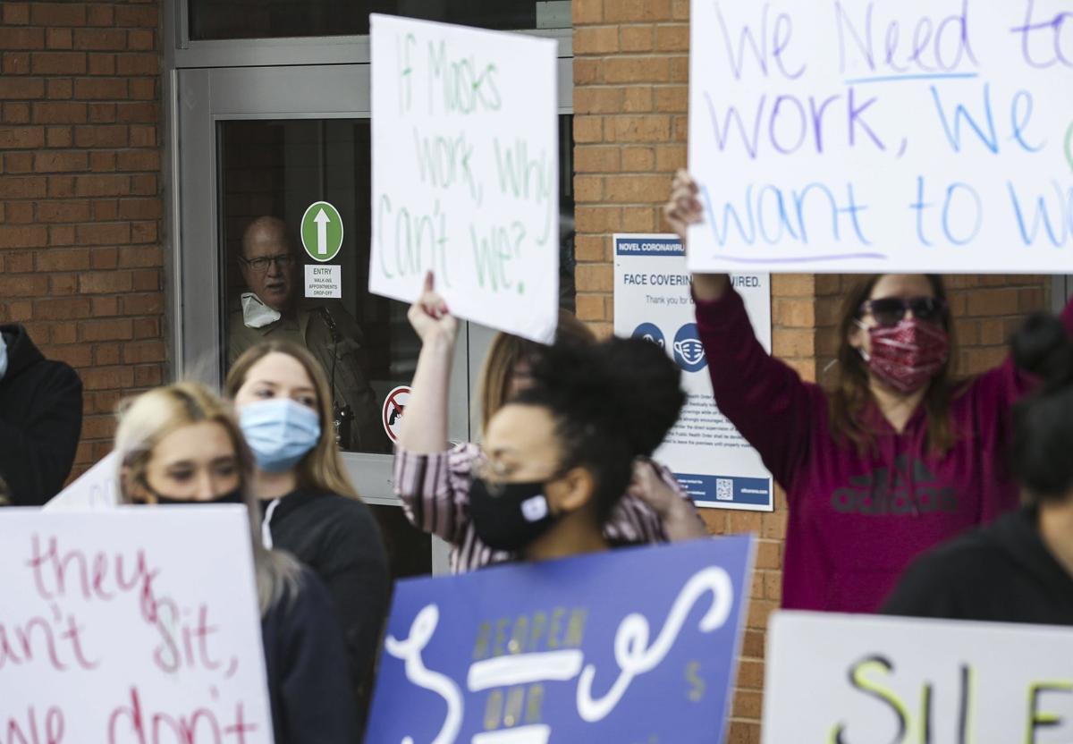 Restaurant workers protest shutdown