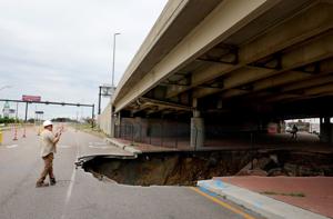 Interstate through St. Louis remains shutdown because of sinkhole