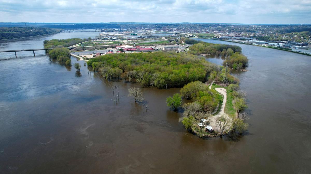 Flooding on the Upper Mississippi River to halt barge traffic for weeks