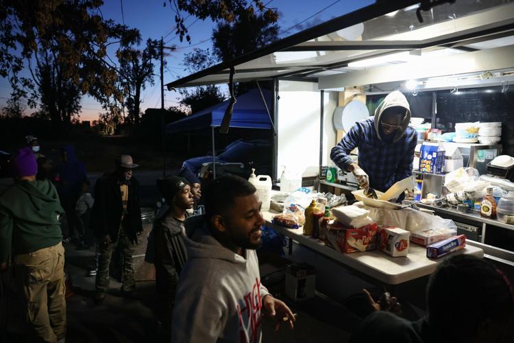 In the aftermath of the tornado, Larry Gray feeds his north �����Ӱ�ԭ�� neighbors
