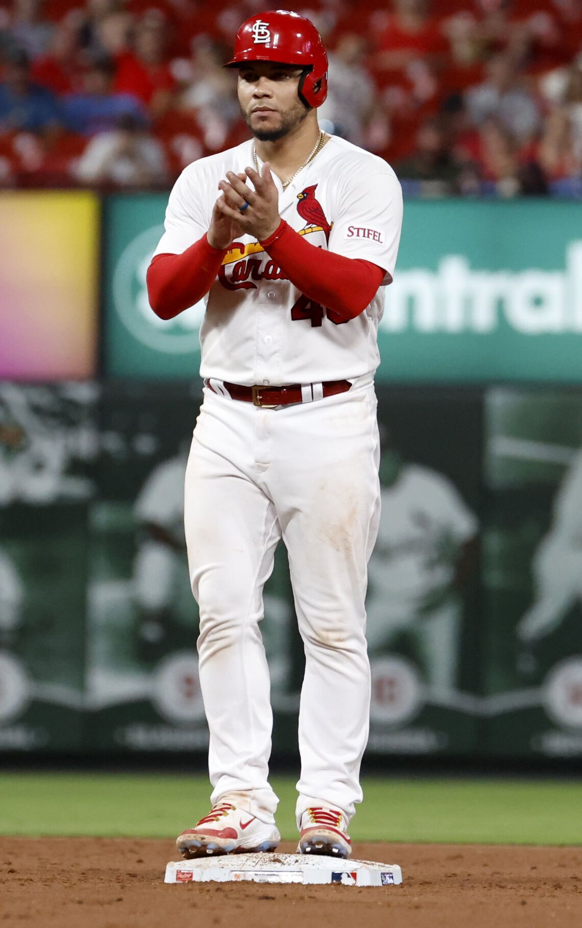 Newly aquired outfielder Larry Walker walks into the St. Louis Cardinals  dugout for the first time during a game with the New York Mets at Busch  Stadium in St. Louis on August