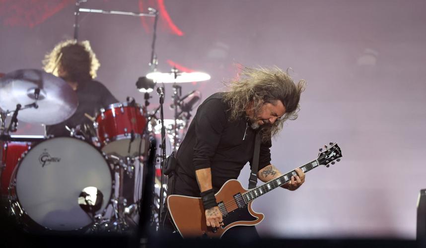 ENTER-DAVE-GROHL-AND-FOO-FIGHTERS-7-PLD.jpg