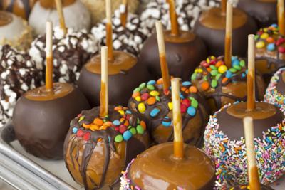 How to create a caramel apple bar for your fall wedding
