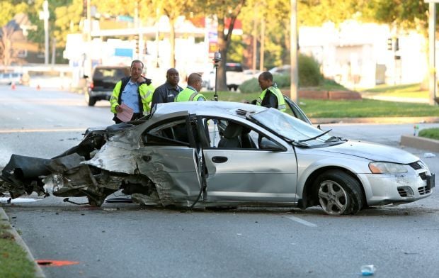 Teen in stolen car dies in St. Louis crash; driver flees